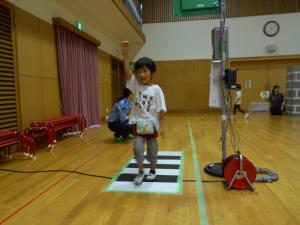 ５歳児　しっかりと手をあげて渡っています
