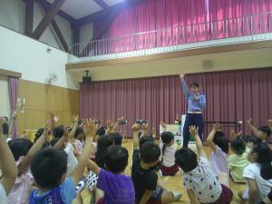 警察官の方の話を聞いています