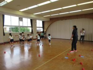 玉を投げて遊ぶ