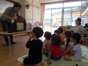 紙芝居のお話を聞いています。