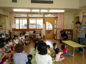 おはなしの先生と一緒に絵本を見ています
