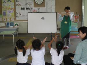 パネルシアターのクイズを見ている子ども達