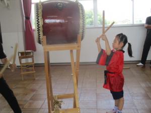 櫓太鼓を叩いている子ども2