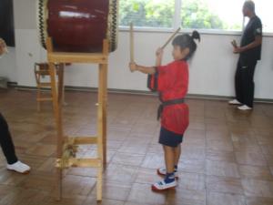 櫓太鼓を叩いている子ども3