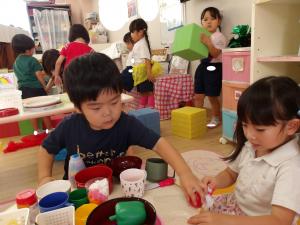 保育室で遊んでいるよ