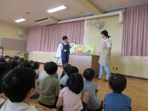 大型絵本を見ています