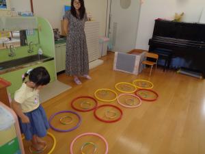 フープを並べて遊んでいます