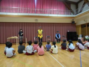 交通安全で地域の方の話を聞いています