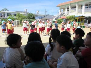 3歳児クラスのお友達に見てもらっています。