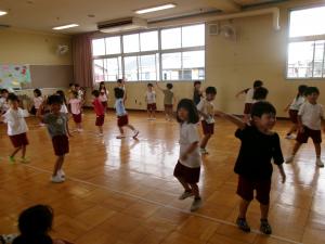 元気いっぱい体を動かしています。