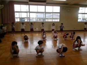 曲に合わせて、列ごとに立っていきます。