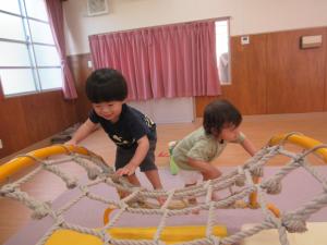 太鼓橋を登っている