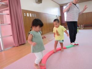 一本橋を渡っている