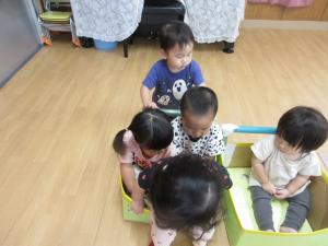 友達が乗っている箱を押している