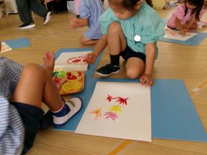 指に絵の具をつけよう
