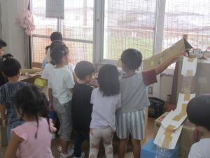 5歳児がつくった転がしコースで遊ぶ様子