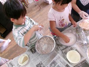 5歳児と一緒に泡遊びを楽しむ様子