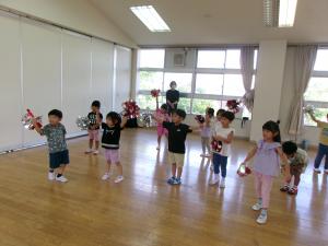 4歳児チアダンス教室で踊る様子