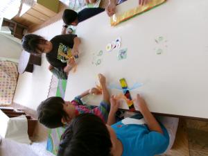 4歳児トンボの製作で2回結びをする様子