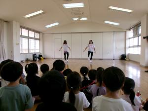 4歳児チアダンスを見せてもらう様子