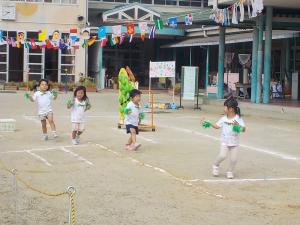 踊って退場する子ども達