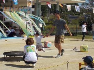 お父さんと一緒に親子競技をする4歳児