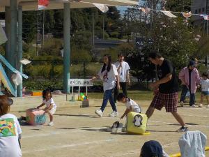 親子競技でサイコロをふる子ども