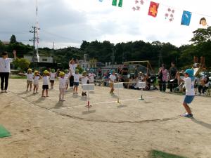 開会式で体操する子ども達