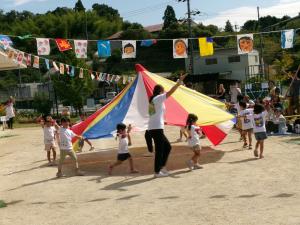 バルーンをもって回っている子ども達