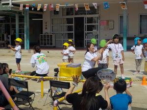 担任からメダルをもらう4歳児