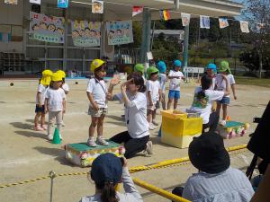 閉会式でキラキラメダルをもらう3歳児