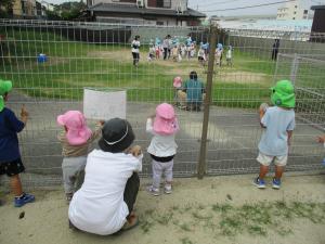 先生と一緒に運動会の練習を見ている