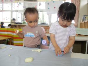２人で粘土を触っている
