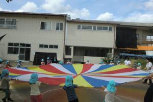 力を合わせてバルーンを練習する子ども