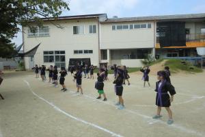 振付の練習をする子ども