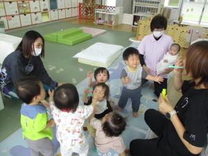 シャボン玉をしている子どもたち