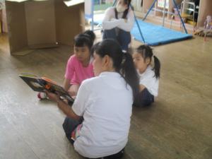 絵本を読んでもらう子ども達