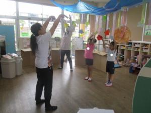 スカーフで遊んでいる子ども達