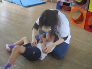 先生にこちょこちょされている子ども