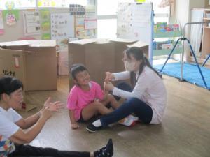 先生に手をこちょこちょしてもらっている子ども