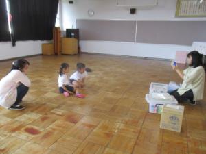 リズム室で防災について話を聞く子ども