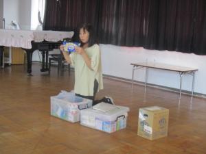 防災用品を子ども達に見せている園長先生