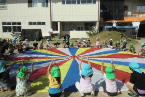 いろんな学年の子どもたちでバルーン遊びをします
