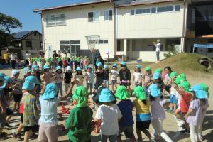 ダンスをしながら玉入れをする子ども