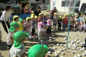 子どもたちみんなで球をいれます