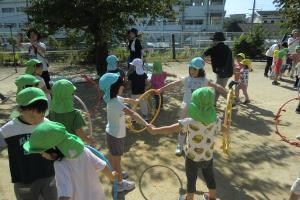 みんなで輪になってダンスをする子ども
