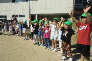 並んで踊る子どもたち