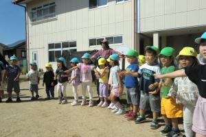 体を大きく使ってダンスをする子ども