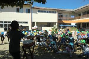 難しい振り付けも楽しく踊る子ども