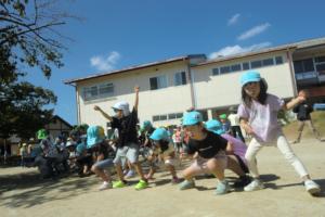 振り付けもよく覚えて踊る子どもたち